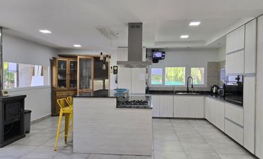Casa Nivel Gerencial 5 dormitorios en Lote de 4924 m2 - Cipolletti