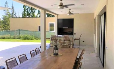 Excelente Casa a la venta en el Canton de 5 Ambientes