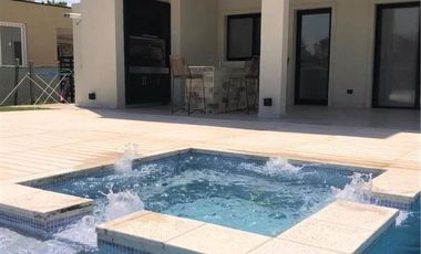 Excelente Casa a la venta en el Canton de 5 Ambientes