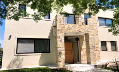 Excelente Casa a la venta en el Canton de 5 Ambientes