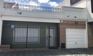 Venta de Casa de 4 ambientes con cochera en Wilde