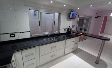 Venta de Casa de 4 ambientes con cochera en Wilde