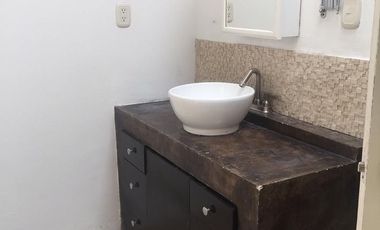 RENTO  BONITA CASA DE 1 PISO CON  HERMOSO JARDÍN  ATRÁS DE AV.  LOMAS VERDES