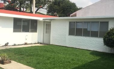 RENTO  BONITA CASA DE 1 PISO CON  HERMOSO JARDÍN  ATRÁS DE AV.  LOMAS VERDES