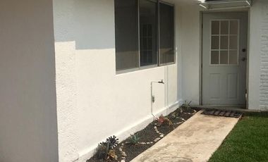 RENTO  BONITA CASA DE 1 PISO CON  HERMOSO JARDÍN  ATRÁS DE AV.  LOMAS VERDES