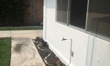 RENTO  BONITA CASA DE 1 PISO CON  HERMOSO JARDÍN  ATRÁS DE AV.  LOMAS VERDES