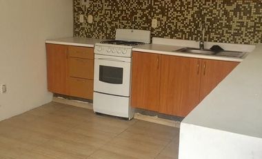 RENTO  BONITA CASA DE 1 PISO CON  HERMOSO JARDÍN  ATRÁS DE AV.  LOMAS VERDES