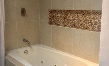 RENTO  BONITA CASA DE 1 PISO CON  HERMOSO JARDÍN  ATRÁS DE AV.  LOMAS VERDES