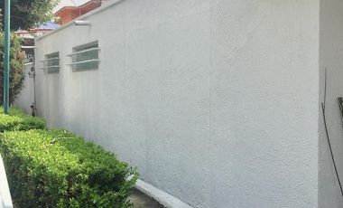 RENTO  BONITA CASA DE 1 PISO CON  HERMOSO JARDÍN  ATRÁS DE AV.  LOMAS VERDES
