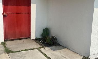 RENTO  BONITA CASA DE 1 PISO CON  HERMOSO JARDÍN  ATRÁS DE AV.  LOMAS VERDES