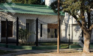 ALQUILER CASA 3 DORMITORIOS CON COCHERA- CIPOLLETTI