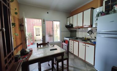 Casa 5 ambientes en venta con patio y cochera - Wilde Avellaneda
