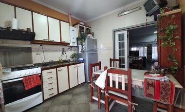 Casa 5 ambientes en venta con patio y cochera - Wilde Avellaneda