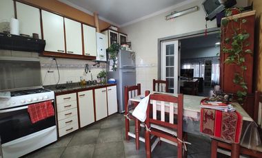 Casa 5 ambientes en venta con patio y cochera - Wilde Avellaneda