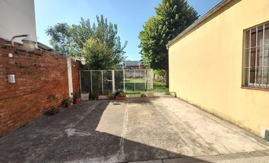 Casa 5 ambientes en venta con patio y cochera - Wilde Avellaneda