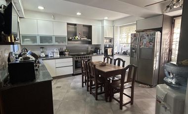 Casa en alquiler de 8 ambientes en La Lucila