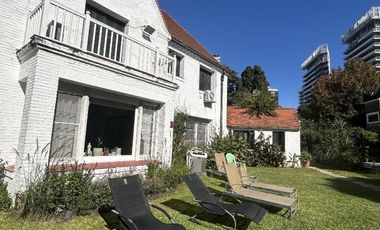 Casa en alquiler de 8 ambientes en La Lucila