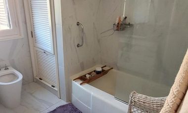 Casa en alquiler de 8 ambientes en La Lucila