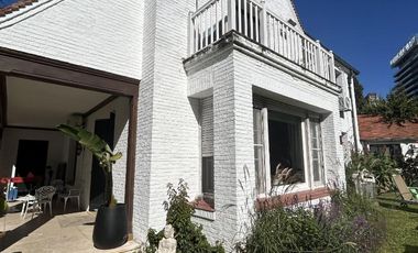 Casa en alquiler de 8 ambientes en La Lucila