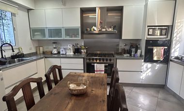 Casa en alquiler de 8 ambientes en La Lucila