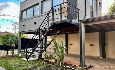 Gran Chalet de 3 dormitorios! Con departamento en planta alta  APTA CREDITO!!! FINANCIACION