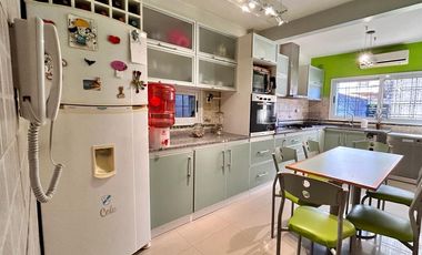 Gran Chalet de 3 dormitorios! Con departamento en planta alta  APTA CREDITO!!! FINANCIACION