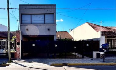 Gran Chalet de 3 dormitorios! Con departamento en planta alta  APTA CREDITO!!! FINANCIACION