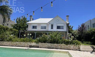 Casa en alquiler al lago en Los Castores, Nordelta