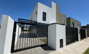 Venta Casa Dos Dormitorios Piscina Funes Norte