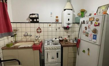 Casa en  venta de 3 ambientes con cochera, patio, terraza y parrilla - Wilde