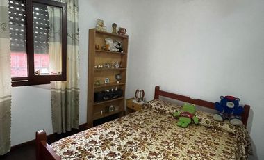 Casa en  venta de 3 ambientes con cochera, patio, terraza y parrilla - Wilde