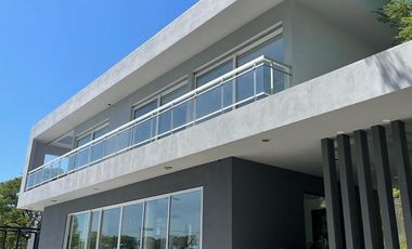 GRAN CASA A ESTRENAR EN BARRIO PRIVADO PUERTO URQUIZA FRENTE AL RIO  - Parana