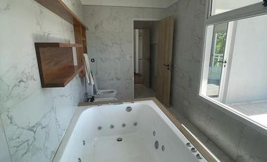 GRAN CASA A ESTRENAR EN BARRIO PRIVADO PUERTO URQUIZA FRENTE AL RIO  - Parana