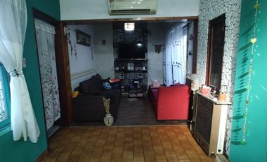 Casa en venta para dos familias de 3 ambiente y 2 ambientes  con cochera - Wilde