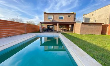 Venta - Casa al frente - 3 Dormitorios - con cochera y pileta – Funes City, Funes