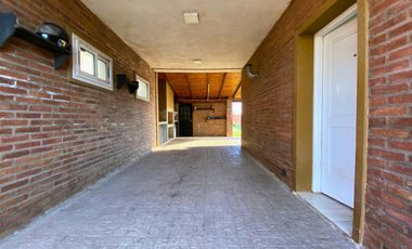 Venta - Casa al frente - 3 Dormitorios - con cochera y pileta – Funes City, Funes