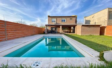 Venta - Casa al frente - 3 Dormitorios - con cochera y pileta – Funes City, Funes