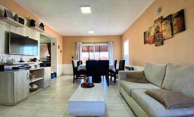 Venta - Casa al frente - 3 Dormitorios - con cochera y pileta – Funes City, Funes