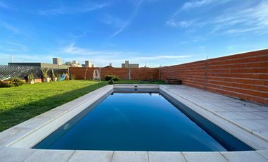 Venta - Casa al frente - 3 Dormitorios - con cochera y pileta – Funes City, Funes