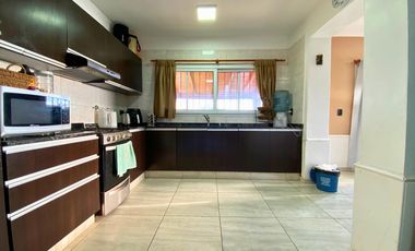 Venta - Casa al frente - 3 Dormitorios - con cochera y pileta – Funes City, Funes