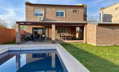 Venta - Casa al frente - 3 Dormitorios - con cochera y pileta – Funes City, Funes