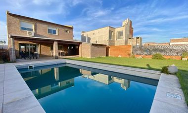 Venta - Casa al frente - 3 Dormitorios - con cochera y pileta – Funes City, Funes