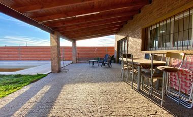 Venta - Casa al frente - 3 Dormitorios - con cochera y pileta – Funes City, Funes