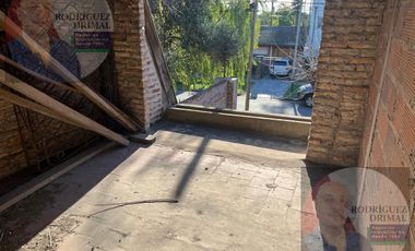 Casa en  Adrogue de dos plantas  a terminar