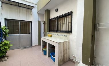 Venta PH 4 ambientes con cochera y patio en Wilde