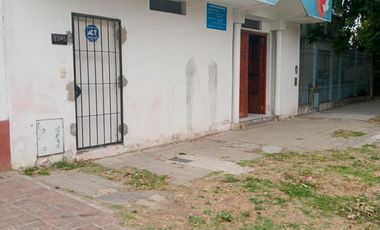 Local o Salón en Remedios De Escalada Este a metros de zona comercial Achaval