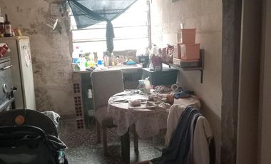 Local o Salón en Remedios De Escalada Este a metros de zona comercial Achaval