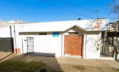 Local o Salón en Remedios De Escalada Este a metros de zona comercial Achaval