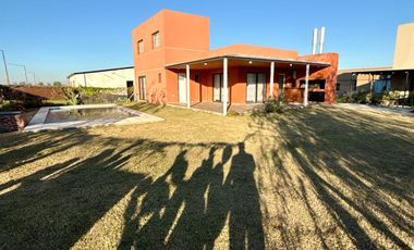 Casa en Funes norte - apto credito - apto uso comercial - Pileta -