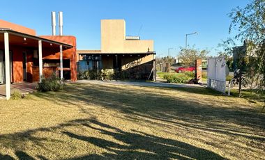 Casa en Funes norte - apto credito - apto uso comercial - Pileta -